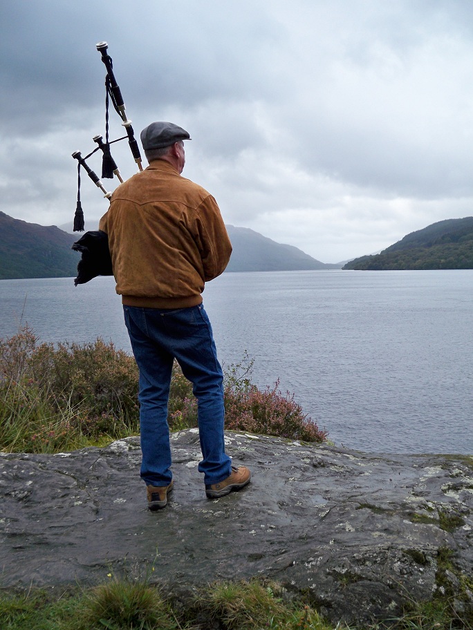 Piping on the bonnie, bonnie banks o' Loch Lomon' (Scotland - 2009)